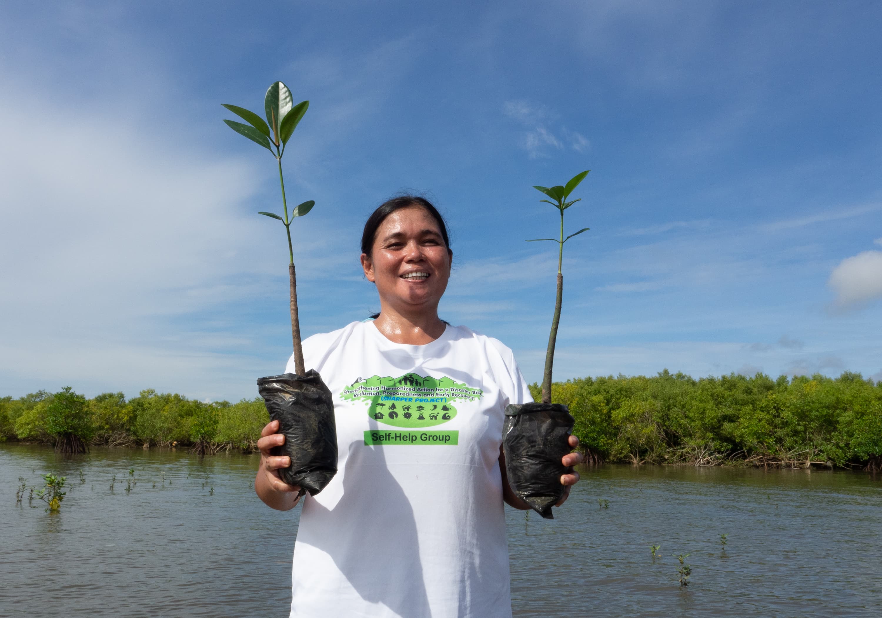 乐施会支援菲律宾的当地伙伴，鼓励村民重建红树林，一方面作为天然保护屏障，另一方面也能为村民带来额外的收入。原来还有第三个好处呢！